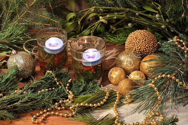 Vela encendida con adornos navideños decoración abeto velas navideñas luces