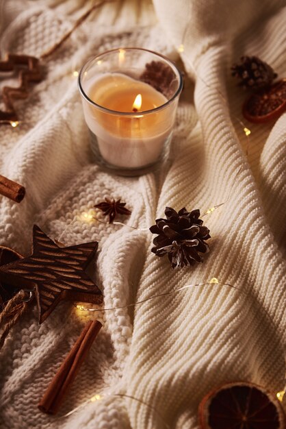 Vela encendida y decoración navideña. Hogar acogedor de invierno y concepto de hygge