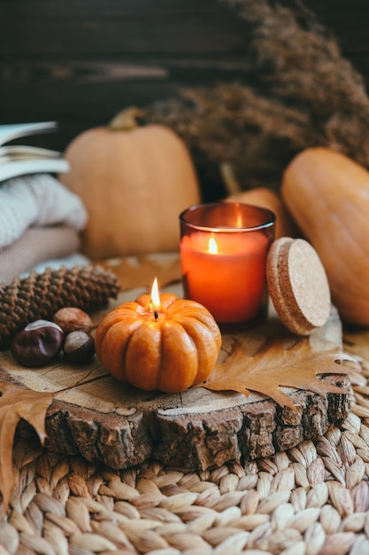 Vela encendida en forma de un estado de ánimo estético otoñal de calabaza.