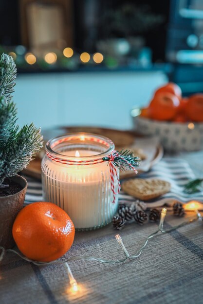 Vela encendida primer estado de ánimo navideño