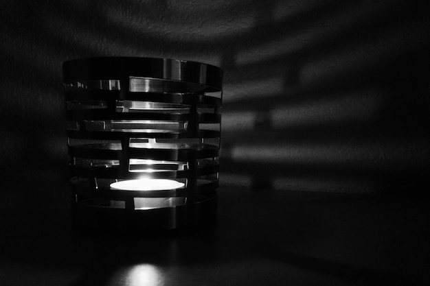 Vela encendida en un soporte de metal