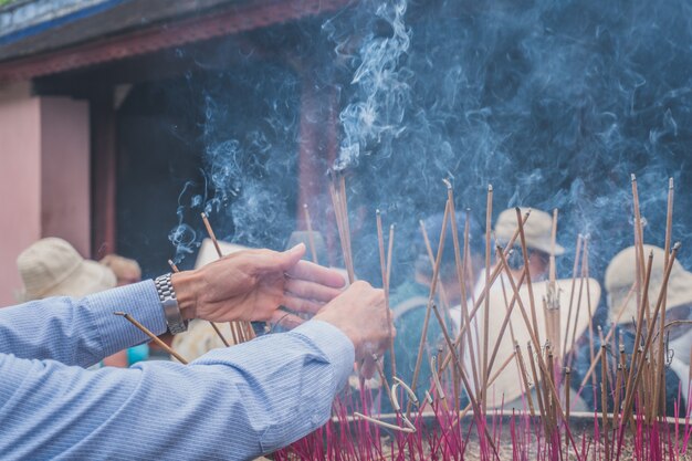 Vela de humo en un templo en Asia