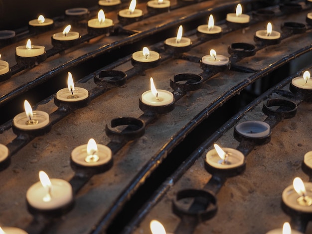 Vela en una iglesia