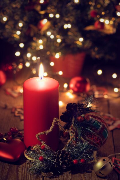 Foto vela y juguetes en nochebuena. tarjeta navideña para el año nuevo.