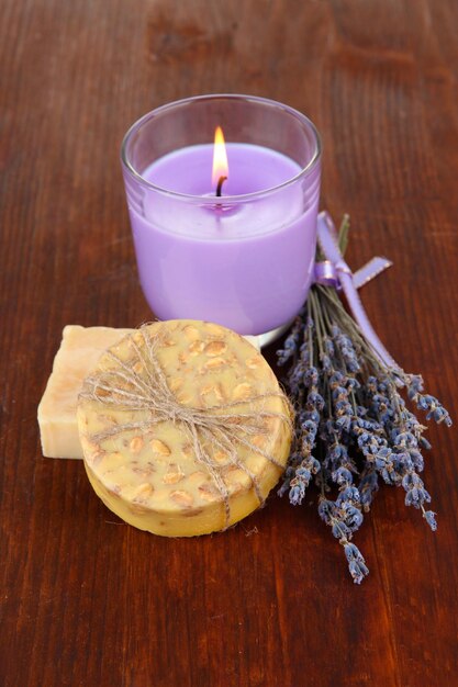 Vela de lavanda con jabón de lavanda fresca sobre fondo de madera