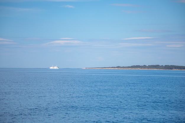 Vela Luka, Croacia - 29.03.2021: Ferry de Jadrolinija Bartol Kasic en su ruta regular desde la isla de Silba a Olib en Croacia