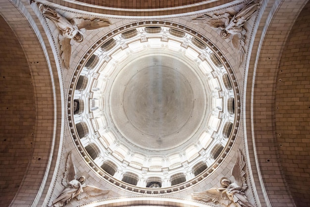 Foto vela na basílica coeur sacre na cúpula de montmartre