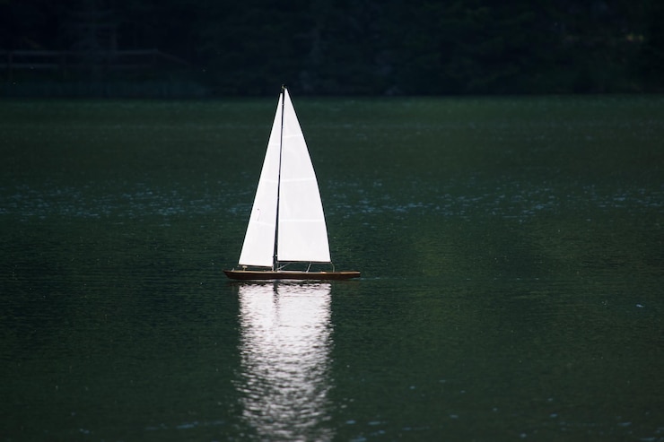 Foto vela navegando en el lago