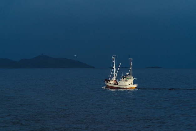 Vela navegando en el mar contra el cielo