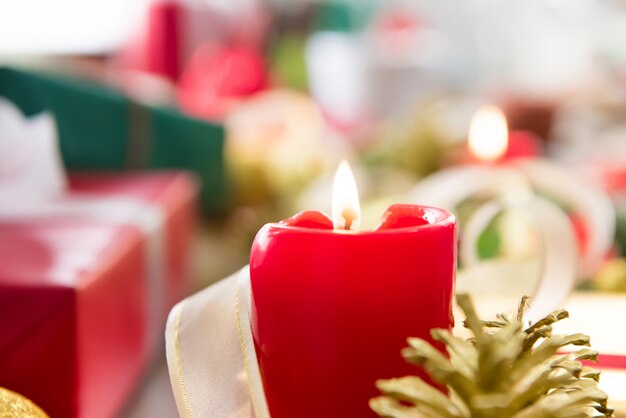 Vela de Navidad ardiente en la mesa