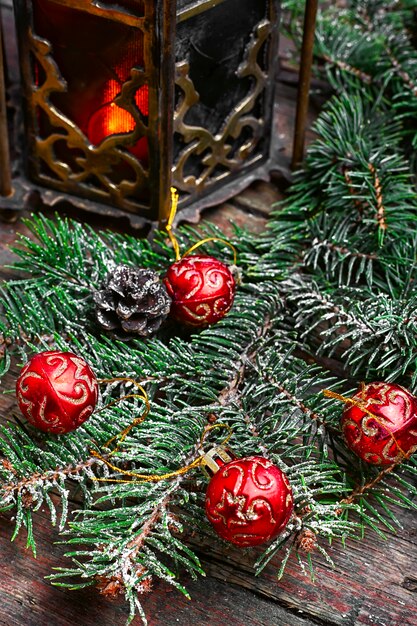 Vela navideña y árbol de navidad decorado.