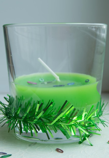 Vela navideña en cristal y oropel verde con lentejuelas