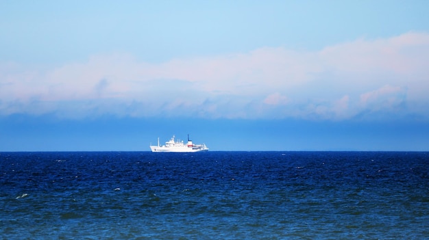 Vela navio no mar