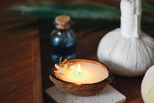 Foto vela con el olor de coco en una mesa de madera hermoso concepto de spa tropical