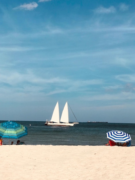 Foto vela en la playa contra el cielo