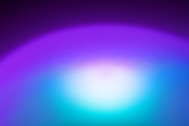 una vela púrpura con una luz azul en el medio