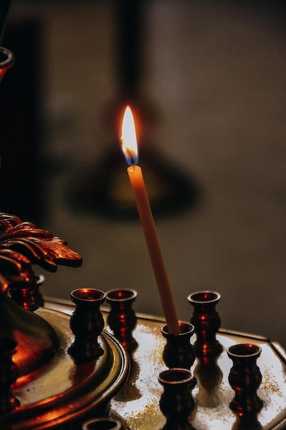 Una vela que se enciende con luz roja.