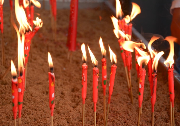 vela roja encendida