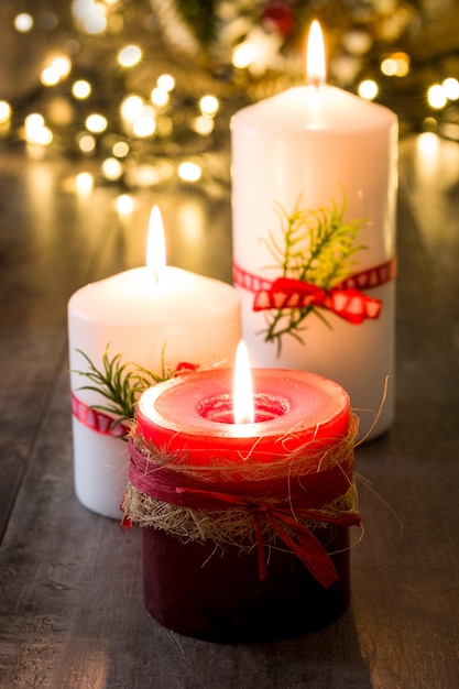 Vela roja de Navidad y adornos navideños