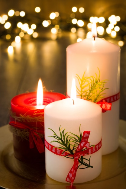 Vela roja de Navidad y adornos navideños