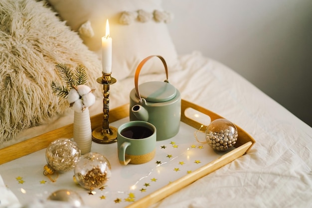 Vela de té caliente Bolas de oro de Navidad y decoraciones Estado de ánimo de vacaciones de Navidad en casa Concepto de invierno