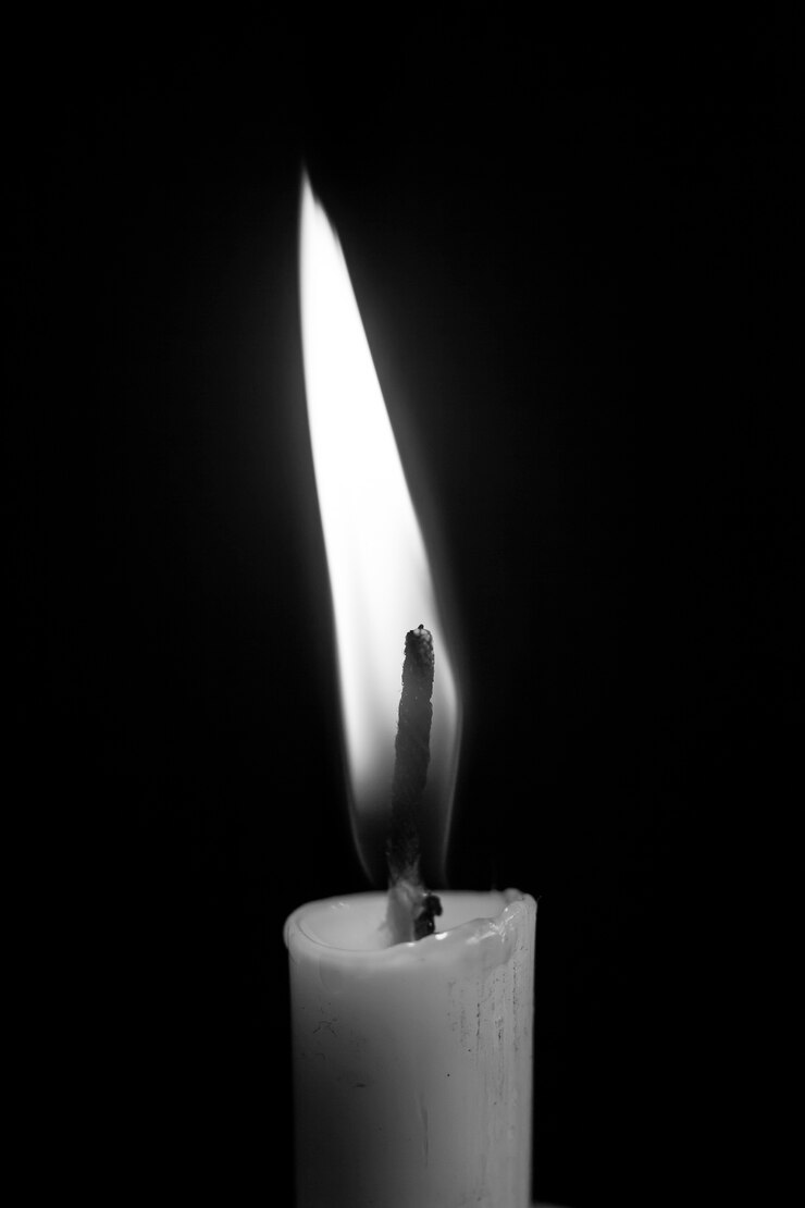 Vela única en la oscuridad