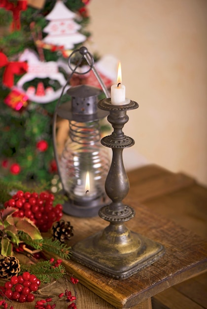 Vela y vela de árbol de navidad en el fondo del árbol de navidad