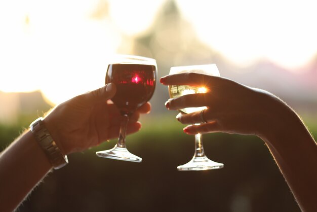 Velada romántica con copa de vid al atardecer.