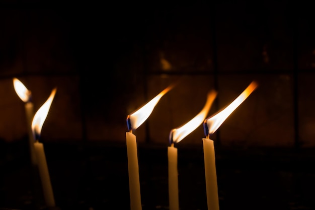 Velas acesas dão luz no escuro