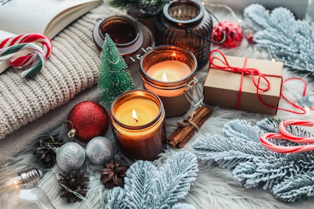 Velas acesas na foto aconchegante do interior da casa de Natal