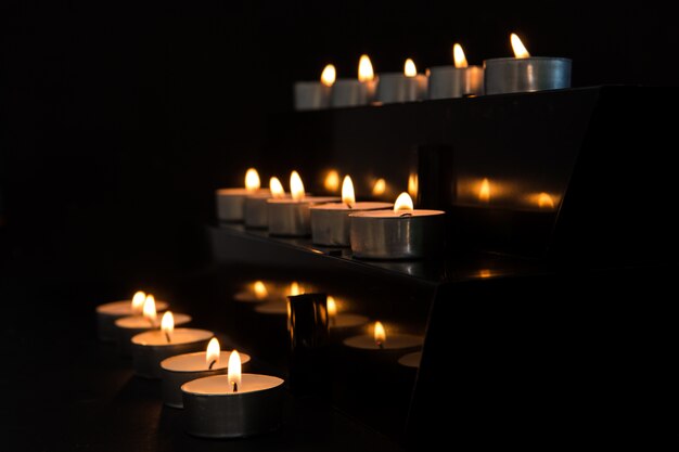 Velas en el altar en la oscuridad