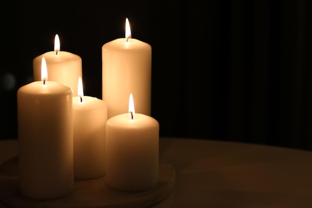 Velas amarelas de baunilha aromáticas definidas à noite Natal Ano Novo e feriados fundo Dia dos Namorados decoração de casa de luxo e design de marca de temporada de férias