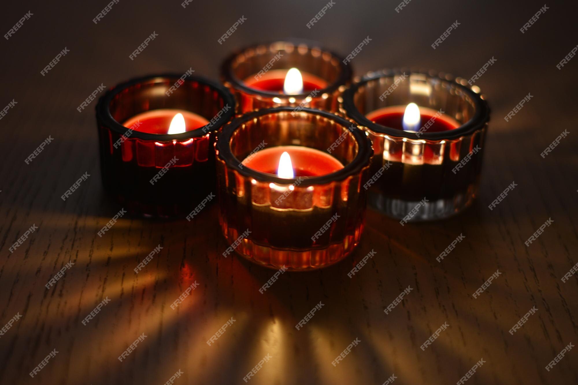 motor Conmoción cura Velas aromáticas en candelabros de vidrio en una habitación por la noche. atmósfera romántica. | Foto Premium motor Conmoción cura Velas aromáticas en candelabros de vidrio en una habitación por la noche. atmósfera romántica. | Foto Premium