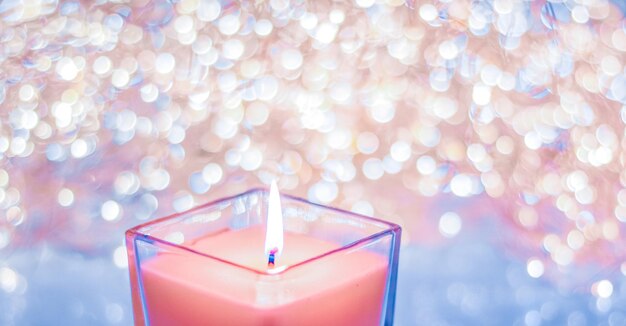 Velas aromáticas de coral en el fondo brillante de Navidad y Año Nuevo Día de San Valentín decoración de casa de lujo y diseño de marca de temporada de vacaciones