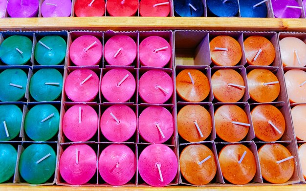 Velas artesanais coloridas no mercado de Natal na Alemanha na Europa no inverno. Rua da noite alemã Natal e feira de férias. Gendarmenmarkt em Berlim. Decoração do Advento e Barracas com Artesanato no Bazar