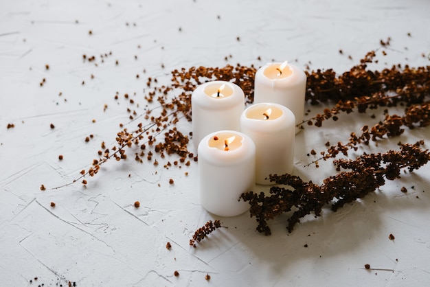 Velas blancas como decoración en la mesa