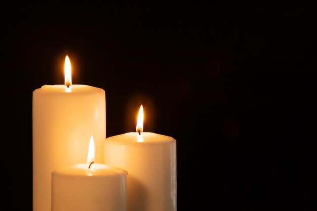 Velas blancas de Navidad en el fondo oscuro