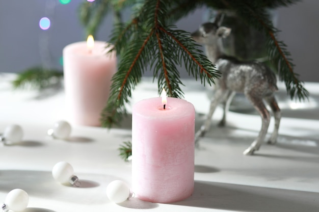 Velas bolas de navidad y nochevieja sobre fondo claro