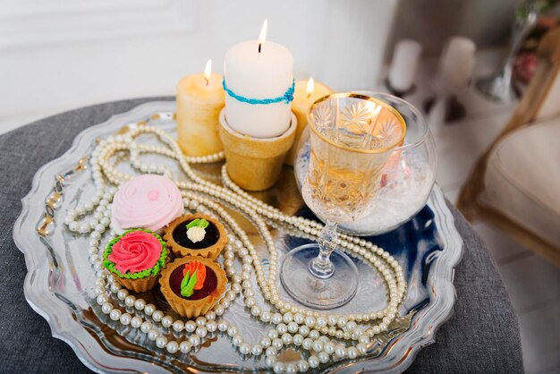 Velas bolo pérolas em uma bandeja de prata