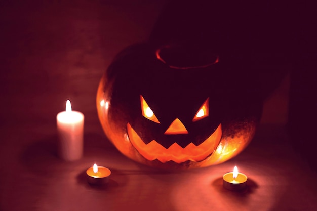 Velas y calabazas para Halloween en una habitación estrecha.Foto con espacio de copia.