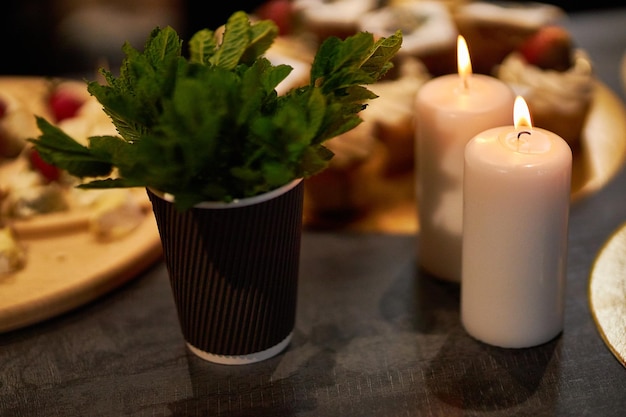 velas de cera blanca en la mesa decoración de mesa festiva