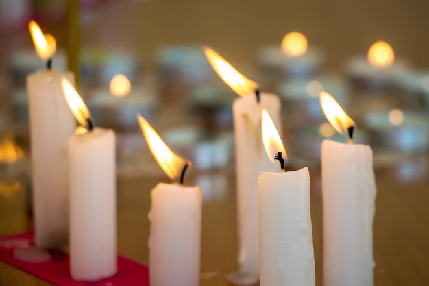 Velas de cera encendidas