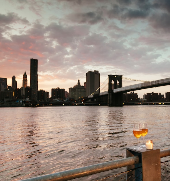 Velas de champagne en el puente de Brooklyn en la ciudad de Nueva York