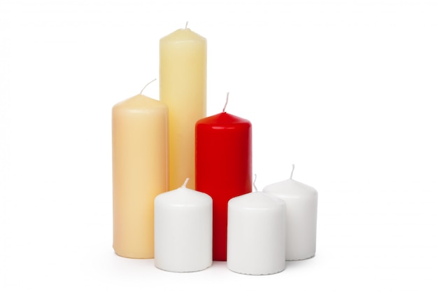 Velas de colores de diferentes tamaños en blanco