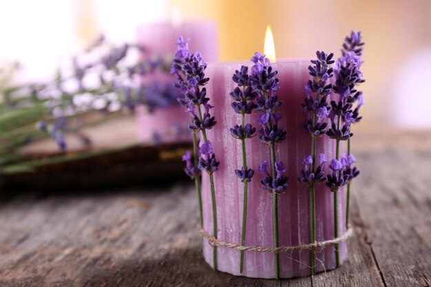 Velas com flores de lavanda na mesa close-up