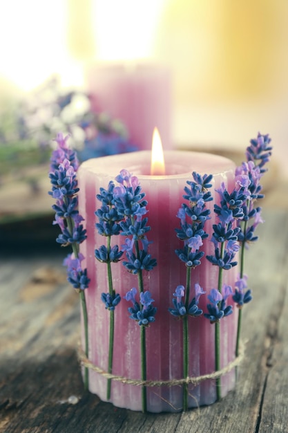 Velas com flores de lavanda na mesa close-up