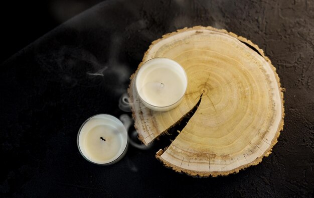 Velas contra tablero de madera