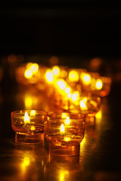 Velas de cristal encendidas con poca profundidad de campo.