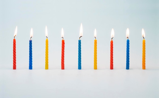 Foto velas de bolo de aniversário coloridas acesas