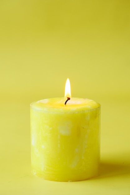 velas de cor amarela queimando lentamente